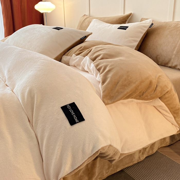 91家纺网 家纺一手货源 找家纺 鸿织源家纺 2025新款贴标系列牛奶绒四件套 奶白+奶咖