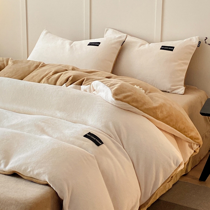 91家纺网 家纺一手货源 找家纺 鸿织源家纺 2025新款贴标系列牛奶绒四件套 奶白+奶咖