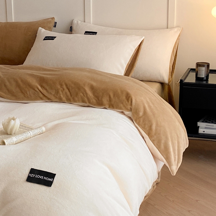 91家纺网 家纺一手货源 找家纺 鸿织源家纺 2025新款贴标系列牛奶绒四件套 奶白+奶咖