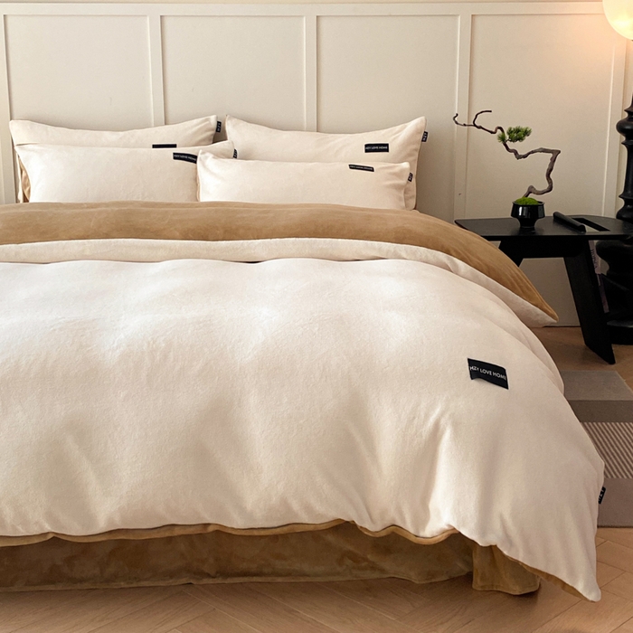 91家纺网 家纺一手货源 找家纺 鸿织源家纺 2025新款贴标系列牛奶绒四件套 奶白+奶咖