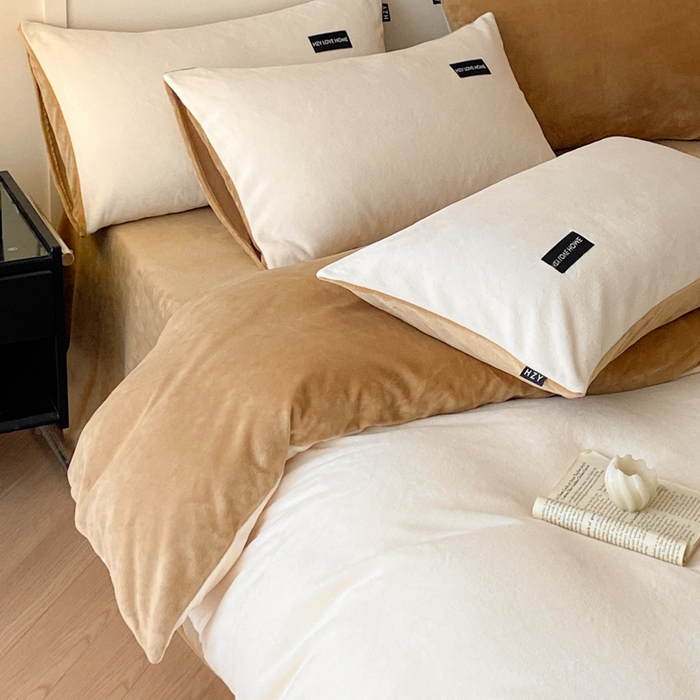 91家纺网 家纺一手货源 找家纺 鸿织源家纺 2025新款贴标系列牛奶绒四件套 奶白+奶咖