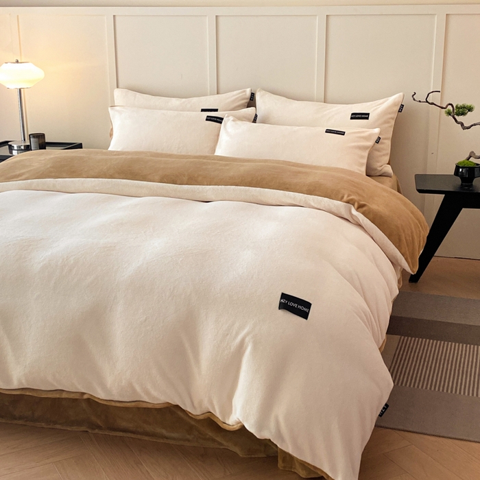 91家纺网 家纺一手货源 找家纺 鸿织源家纺 2025新款贴标系列牛奶绒四件套 奶白+奶咖