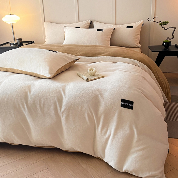 91家纺网 家纺一手货源 找家纺 鸿织源家纺 2025新款贴标系列牛奶绒四件套 奶白+奶咖