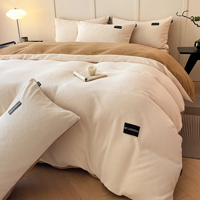 91家纺网 家纺一手货源 找家纺 鸿织源家纺 2025新款贴标系列牛奶绒四件套 奶白+奶咖