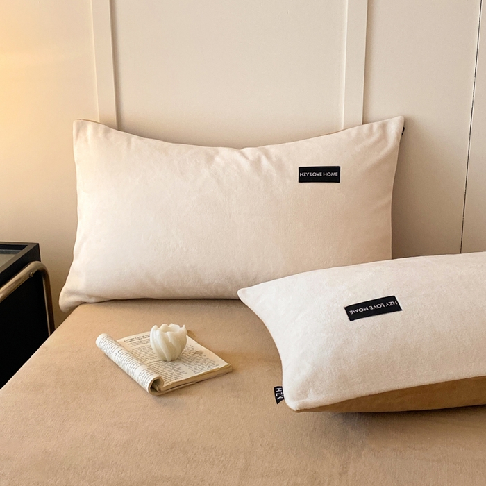 91家纺网 家纺一手货源 找家纺 鸿织源家纺 2025新款贴标系列牛奶绒四件套 奶白+奶咖