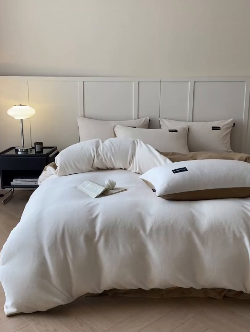 91家纺网 家纺一手货源 找家纺 鸿织源家纺 2025新款贴标系列牛奶绒四件套 奶白+奶咖