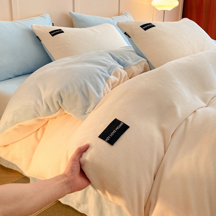 鸿织源家纺 2025新款贴标系列牛奶绒四件套 奶白+天蓝