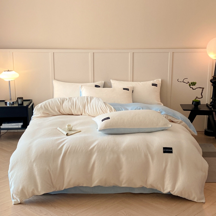 91家纺网 家纺一手货源 找家纺 鸿织源家纺 2025新款贴标系列牛奶绒四件套 奶白+天蓝