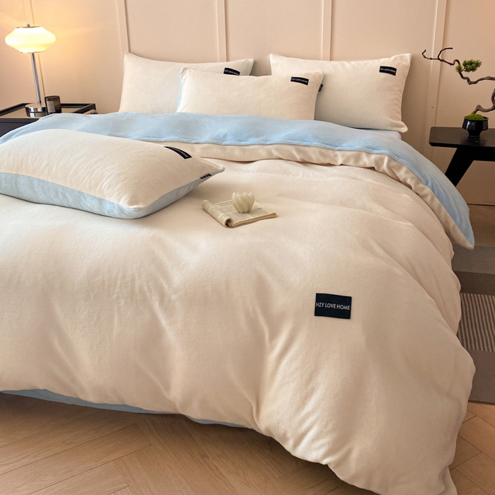 91家纺网 家纺一手货源 找家纺 鸿织源家纺 2025新款贴标系列牛奶绒四件套 奶白+天蓝