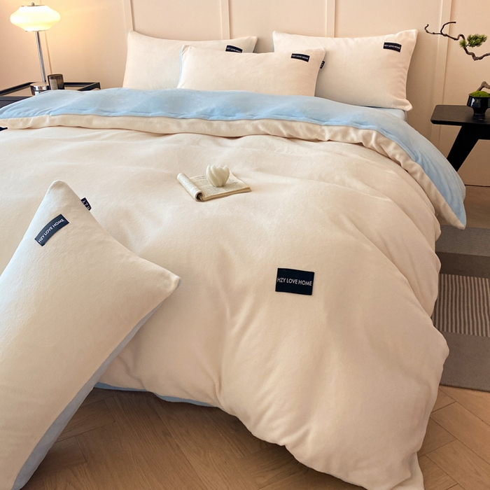 91家纺网 家纺一手货源 找家纺 鸿织源家纺 2025新款贴标系列牛奶绒四件套 奶白+天蓝