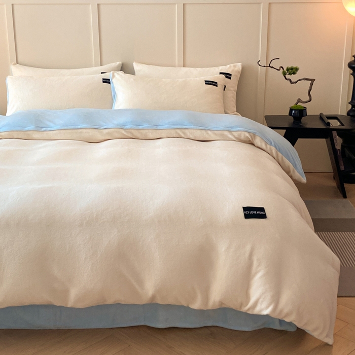 91家纺网 家纺一手货源 找家纺 鸿织源家纺 2025新款贴标系列牛奶绒四件套 奶白+天蓝