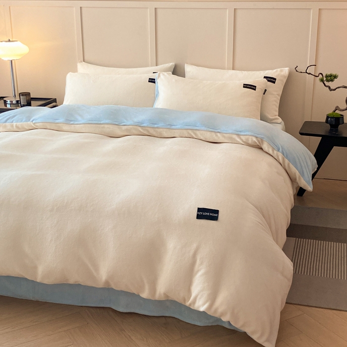 91家纺网 家纺一手货源 找家纺 鸿织源家纺 2025新款贴标系列牛奶绒四件套 奶白+天蓝