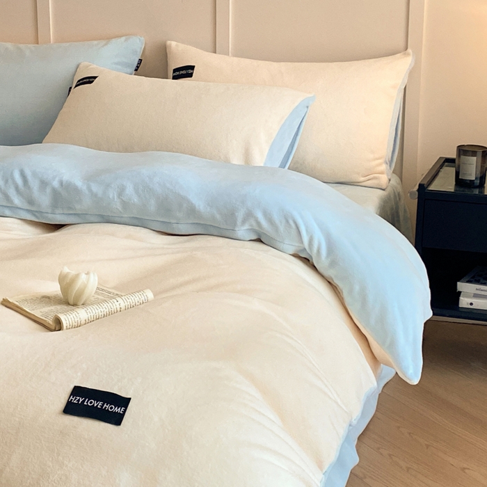 91家纺网 家纺一手货源 找家纺 鸿织源家纺 2025新款贴标系列牛奶绒四件套 奶白+天蓝