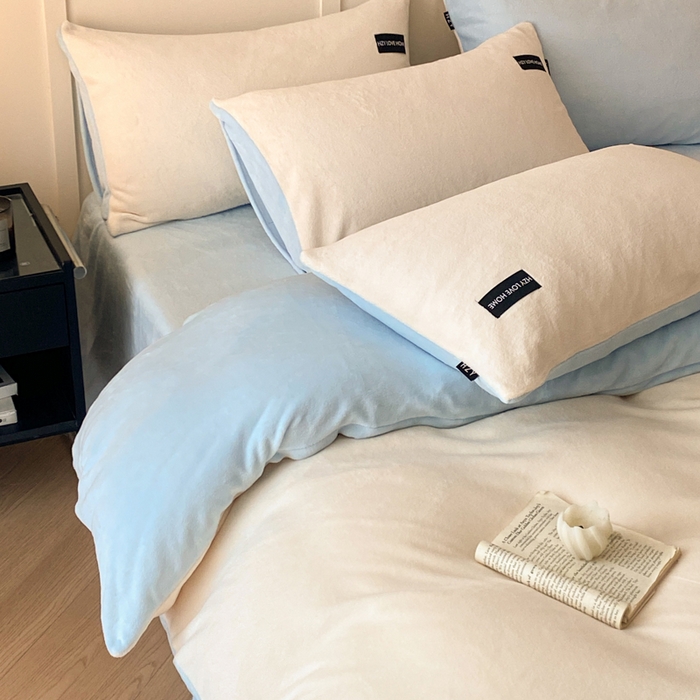 91家纺网 家纺一手货源 找家纺 鸿织源家纺 2025新款贴标系列牛奶绒四件套 奶白+天蓝