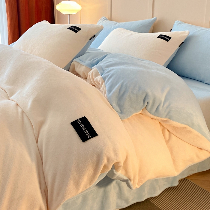 91家纺网 家纺一手货源 找家纺 鸿织源家纺 2025新款贴标系列牛奶绒四件套 奶白+天蓝