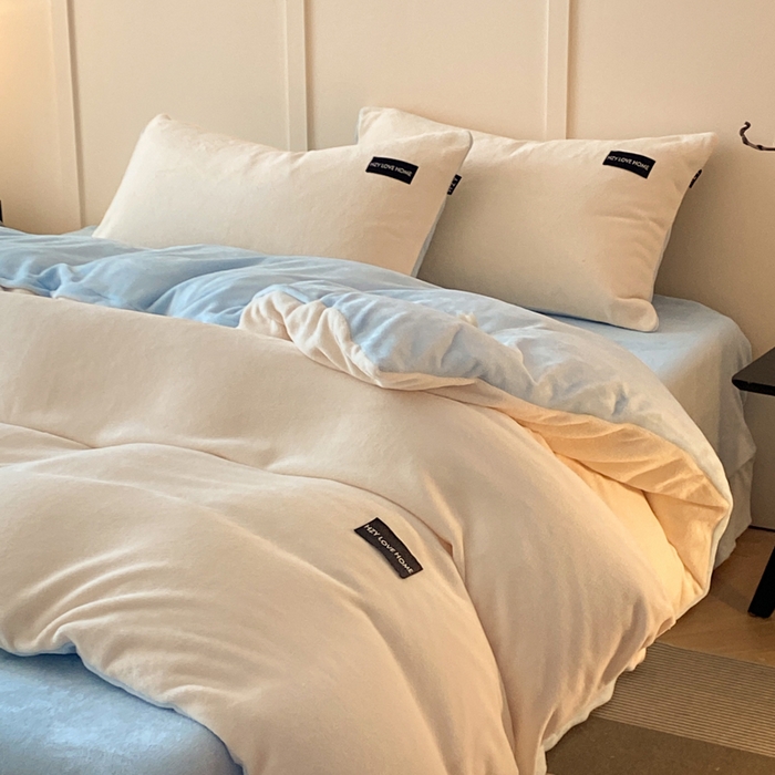 91家纺网 家纺一手货源 找家纺 鸿织源家纺 2025新款贴标系列牛奶绒四件套 奶白+天蓝