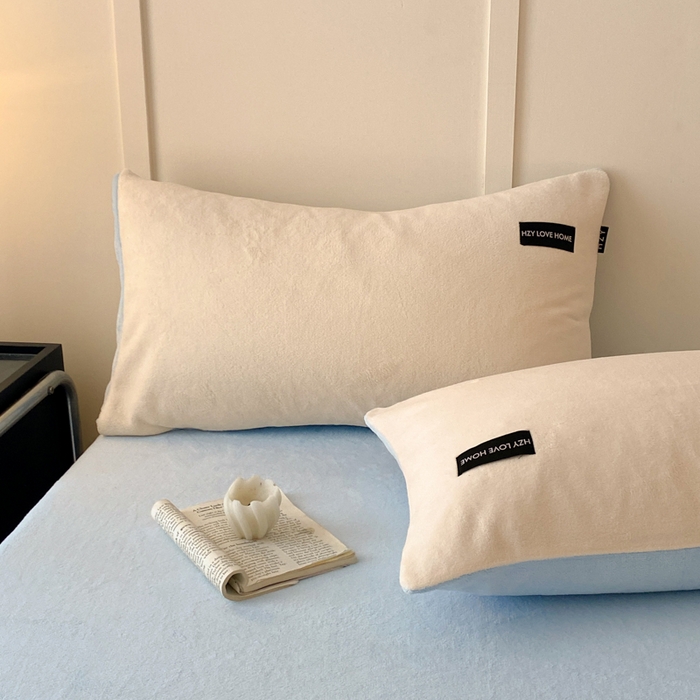 91家纺网 家纺一手货源 找家纺 鸿织源家纺 2025新款贴标系列牛奶绒四件套 奶白+天蓝