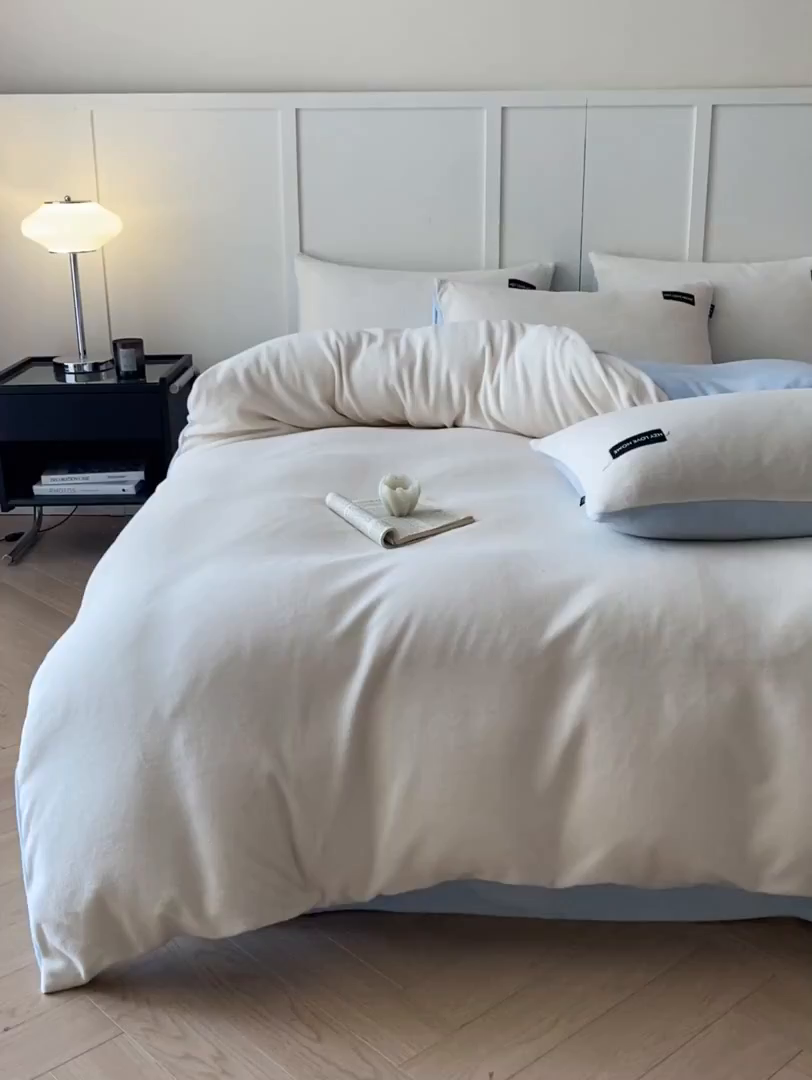 91家纺网 家纺一手货源 找家纺 鸿织源家纺 2025新款贴标系列牛奶绒四件套 奶白+天蓝