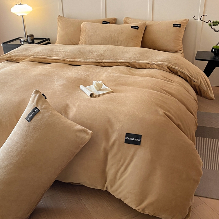 91家纺网 家纺一手货源 找家纺 鸿织源家纺 2025新款贴标系列牛奶绒四件套 奶咖