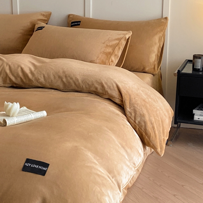 91家纺网 家纺一手货源 找家纺 鸿织源家纺 2025新款贴标系列牛奶绒四件套 奶咖