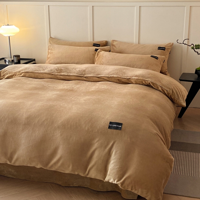 91家纺网 家纺一手货源 找家纺 鸿织源家纺 2025新款贴标系列牛奶绒四件套 奶咖