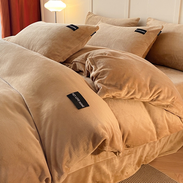 91家纺网 家纺一手货源 找家纺 鸿织源家纺 2025新款贴标系列牛奶绒四件套 奶咖