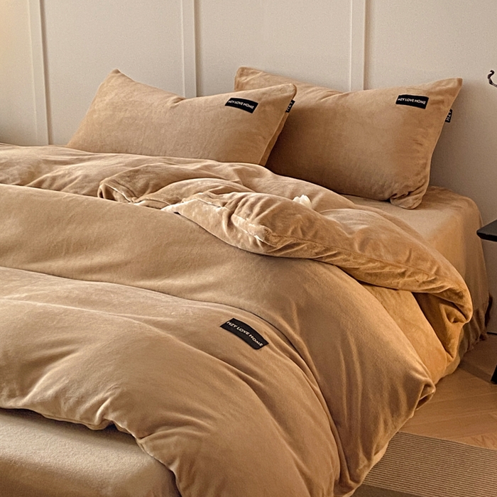 91家纺网 家纺一手货源 找家纺 鸿织源家纺 2025新款贴标系列牛奶绒四件套 奶咖