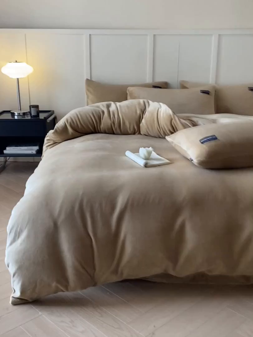 91家纺网 家纺一手货源 找家纺 鸿织源家纺 2025新款贴标系列牛奶绒四件套 奶咖