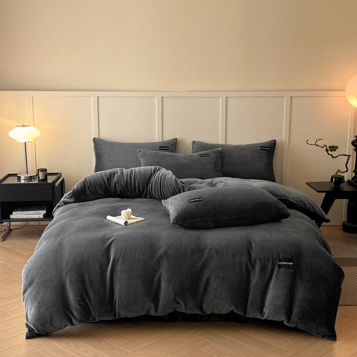 91家纺网 家纺一手货源 找家纺 鸿织源家纺 2025新款贴标系列牛奶绒四件套 石墨灰