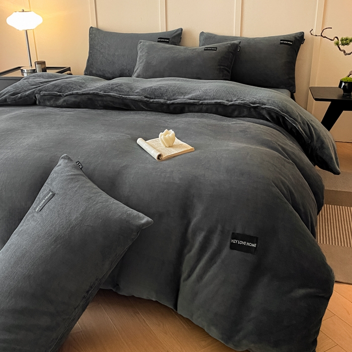 91家纺网 家纺一手货源 找家纺 鸿织源家纺 2025新款贴标系列牛奶绒四件套 石墨灰