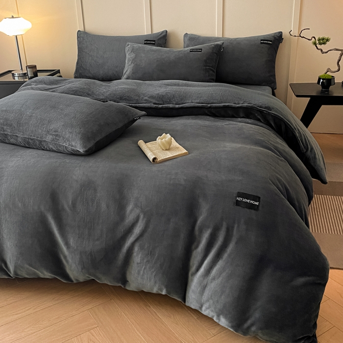 91家纺网 家纺一手货源 找家纺 鸿织源家纺 2025新款贴标系列牛奶绒四件套 石墨灰
