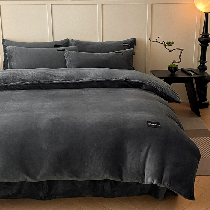 91家纺网 家纺一手货源 找家纺 鸿织源家纺 2025新款贴标系列牛奶绒四件套 石墨灰