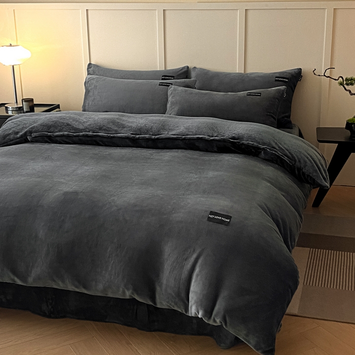 91家纺网 家纺一手货源 找家纺 鸿织源家纺 2025新款贴标系列牛奶绒四件套 石墨灰