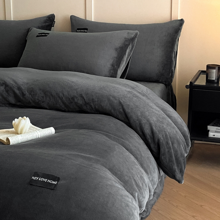91家纺网 家纺一手货源 找家纺 鸿织源家纺 2025新款贴标系列牛奶绒四件套 石墨灰