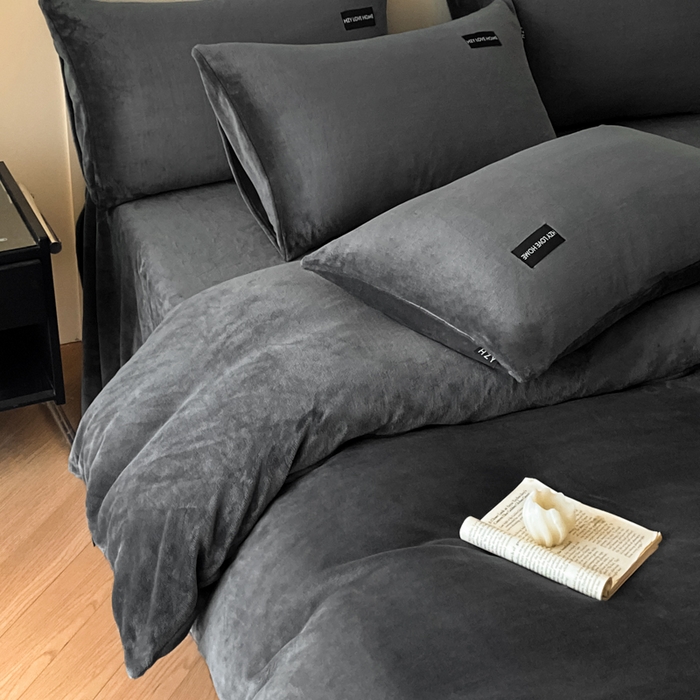 91家纺网 家纺一手货源 找家纺 鸿织源家纺 2025新款贴标系列牛奶绒四件套 石墨灰