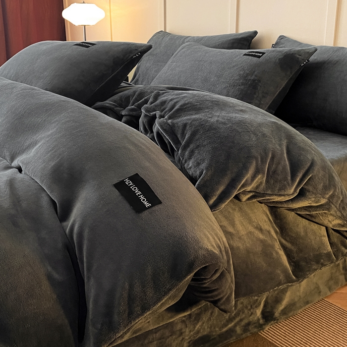 91家纺网 家纺一手货源 找家纺 鸿织源家纺 2025新款贴标系列牛奶绒四件套 石墨灰