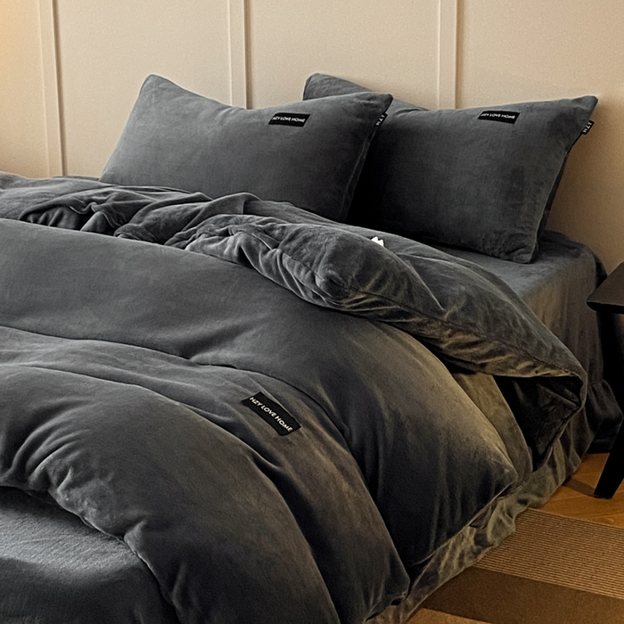91家纺网 家纺一手货源 找家纺 鸿织源家纺 2025新款贴标系列牛奶绒四件套 石墨灰