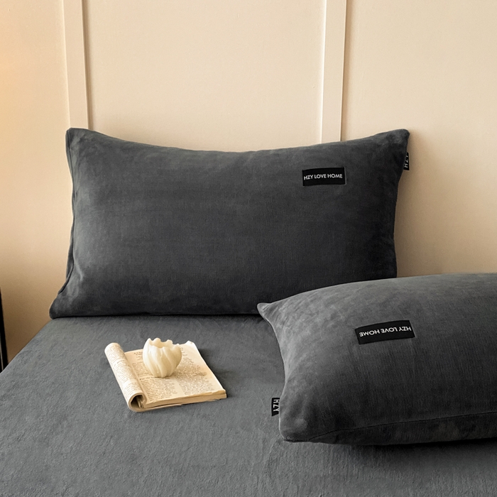 91家纺网 家纺一手货源 找家纺 鸿织源家纺 2025新款贴标系列牛奶绒四件套 石墨灰