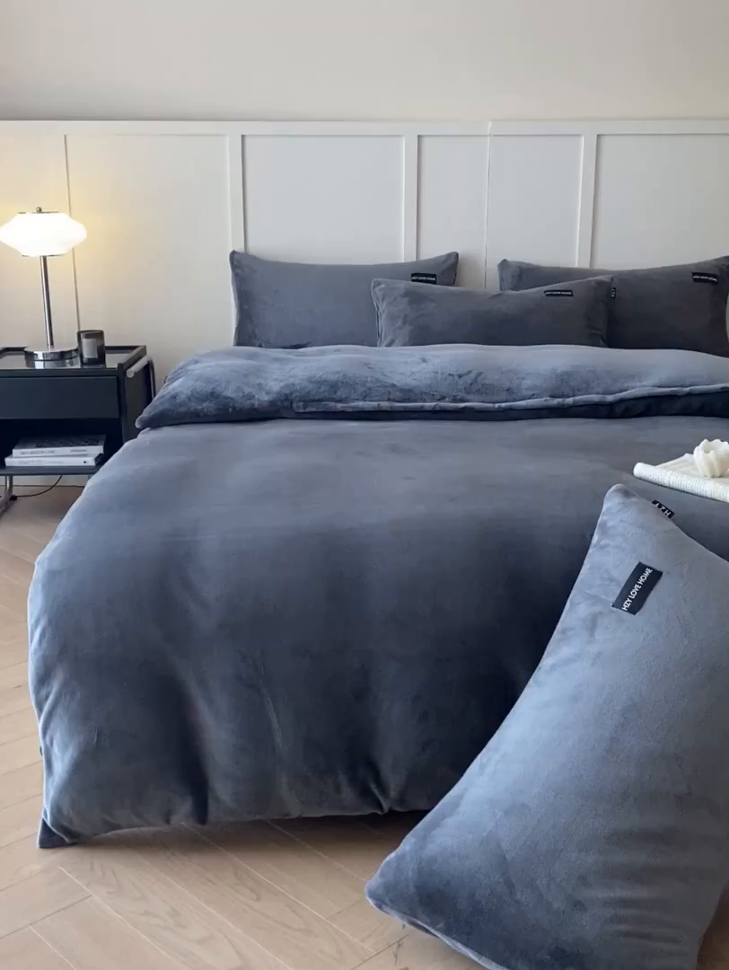 91家纺网 家纺一手货源 找家纺 鸿织源家纺 2025新款贴标系列牛奶绒四件套 石墨灰