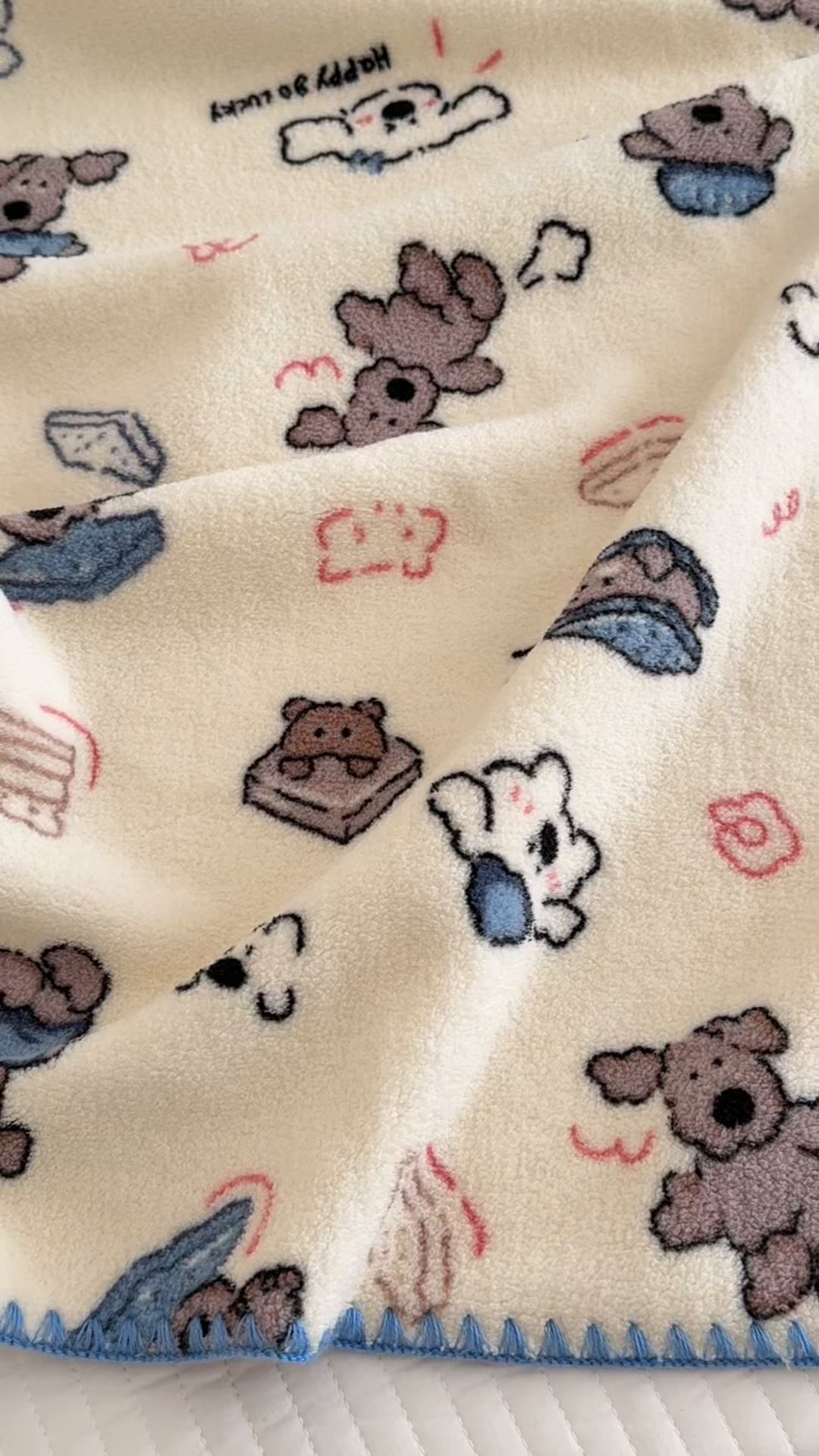 91家纺网 家纺一手货源 找家纺 嗨生活 2025新款雪粒绒双面绒贝壳边锁边居家办公多功能盖毯幼儿园毛毯儿童毛毯推车毯 波比狗