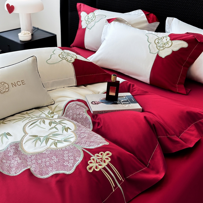 91家纺网 家纺一手货源 找家纺 丞音 新中式轻奢风A类长绒棉50s双股100支贡缎绣花全棉被套刺绣纯棉四件套床笠高档礼盒包装 竹叶清风-千禧红