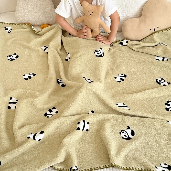 91家纺网 家纺一手货源 找家纺 嗨生活 2025新款雪粒绒双面绒贝壳边锁边居家办公多功能盖毯幼儿园毛毯儿童毛毯推车毯 可爱熊猫