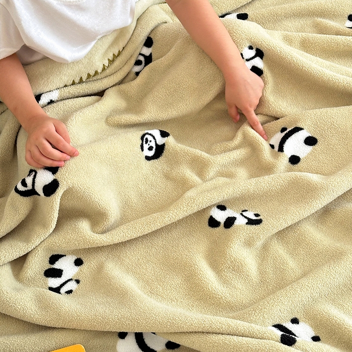 91家纺网 家纺一手货源 找家纺 嗨生活 2025新款雪粒绒双面绒贝壳边锁边居家办公多功能盖毯幼儿园毛毯儿童毛毯推车毯 可爱熊猫