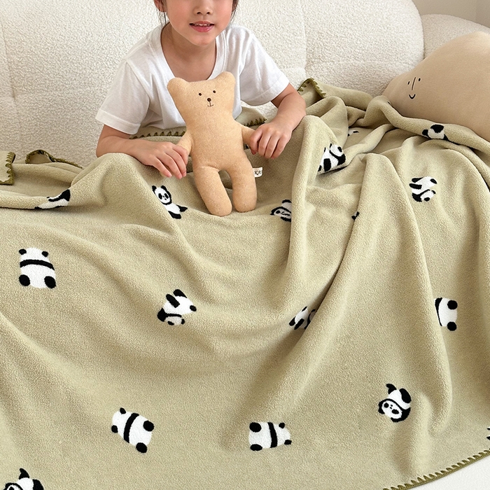 91家纺网 家纺一手货源 找家纺 嗨生活 2025新款雪粒绒双面绒贝壳边锁边居家办公多功能盖毯幼儿园毛毯儿童毛毯推车毯 可爱熊猫