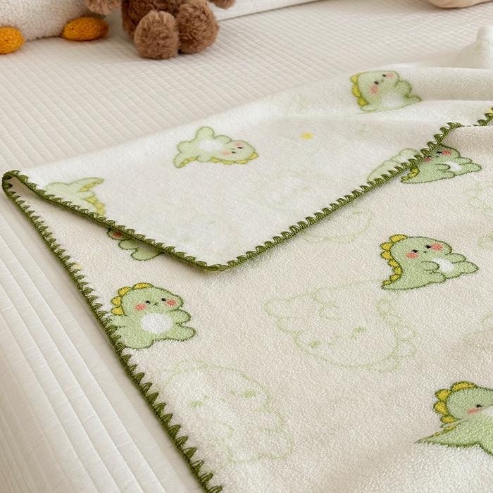 91家纺网 家纺一手货源 找家纺 嗨生活 2025新款雪粒绒双面绒贝壳边锁边居家办公多功能盖毯幼儿园毛毯儿童毛毯推车毯 恐龙伙伴