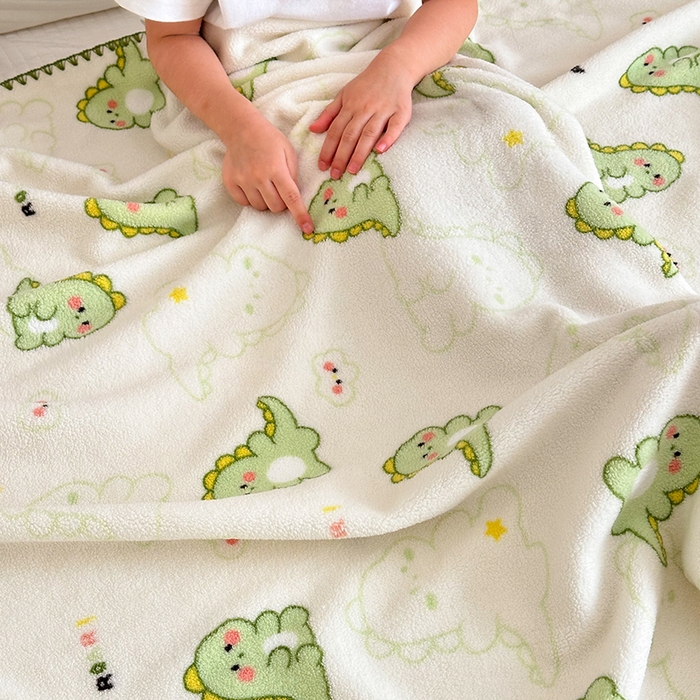 91家纺网 家纺一手货源 找家纺 嗨生活 2025新款雪粒绒双面绒贝壳边锁边居家办公多功能盖毯幼儿园毛毯儿童毛毯推车毯 恐龙伙伴