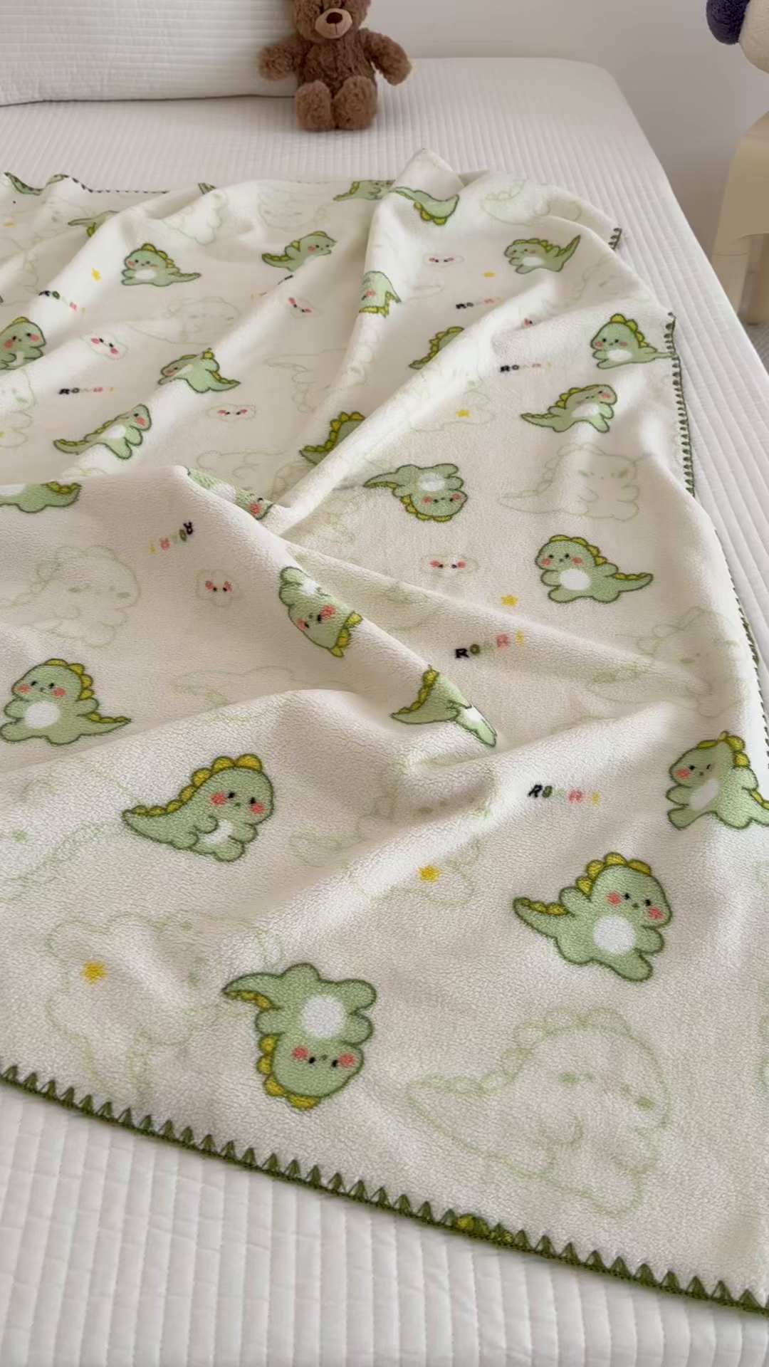 91家纺网 家纺一手货源 找家纺 嗨生活 2025新款雪粒绒双面绒贝壳边锁边居家办公多功能盖毯幼儿园毛毯儿童毛毯推车毯 恐龙伙伴