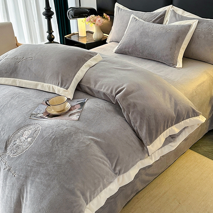 91家纺网 家纺一手货源 找家纺 乐坊 2025新款全消光雕花绒牛奶绒刺绣四件套-香颂 香颂-灰色