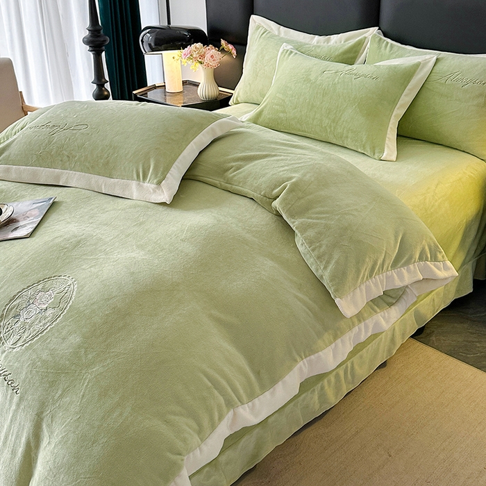 91家纺网 家纺一手货源 找家纺 乐坊 2025新款全消光雕花绒牛奶绒刺绣四件套-香颂 香颂-豆绿