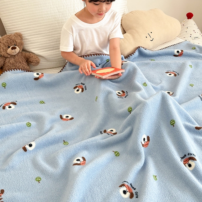 91家纺网 家纺一手货源 找家纺 嗨生活 2025新款雪粒绒双面绒贝壳边锁边居家办公多功能盖毯幼儿园毛毯儿童毛毯推车毯 俏皮小狗